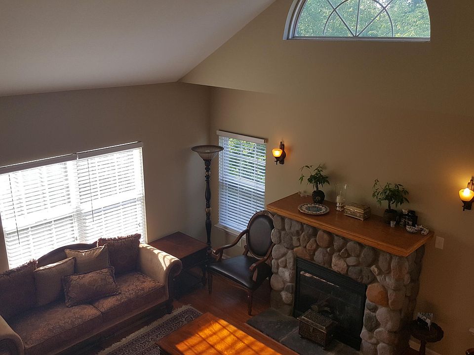 High Ceiling Great room with fireplace, hardwood