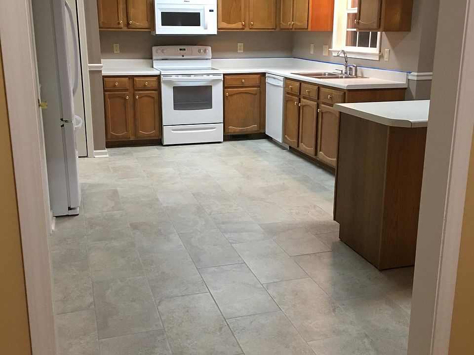 Open kitchen plan with moveable island
