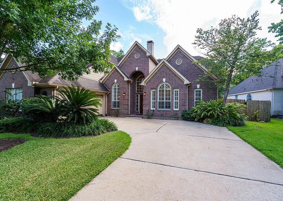 Welcome home to 15919 Ellendale Court in Northlake Forest!