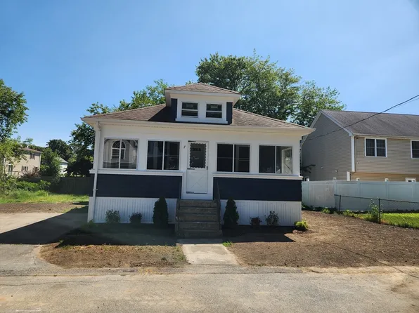 7 Duluth St, Fall River, MA 02721