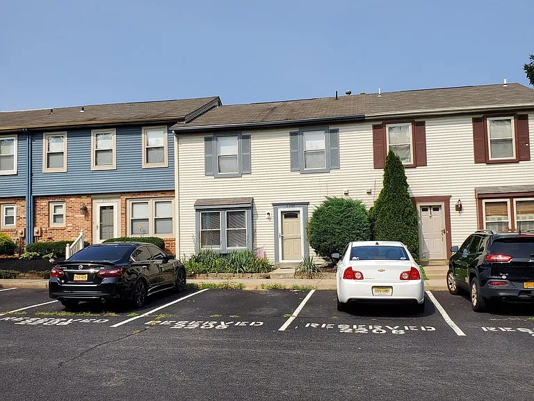 2205 Elberta Ln — Photo 4