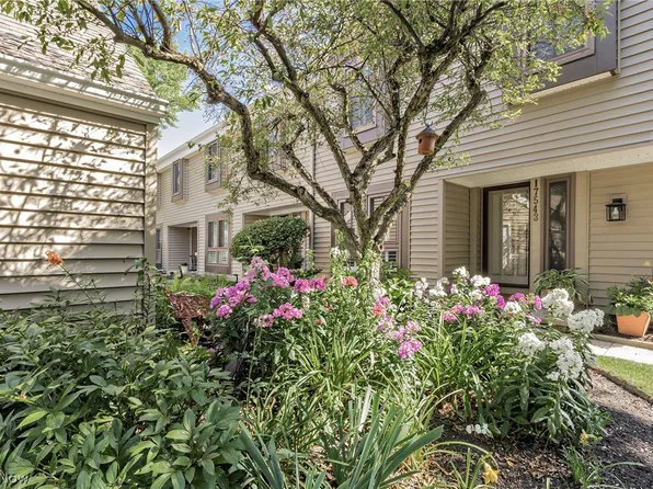 17543 Fairlawn Dr, Chagrin Falls, OH 44023