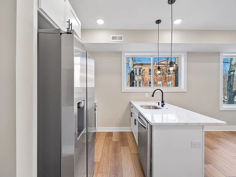 Gorgeous New Diamond St Construction Boasting Luxury Finishes — Photo 41
