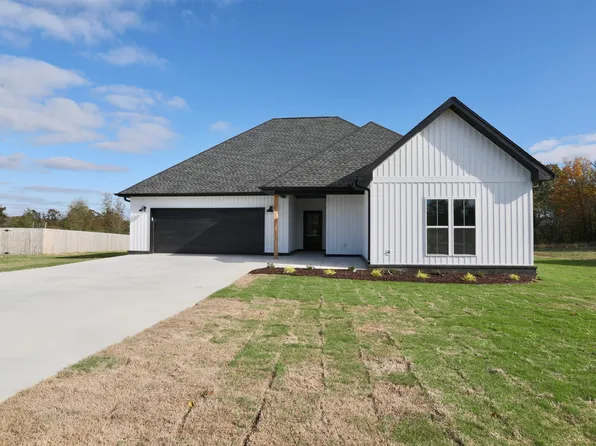 302 Skyview Cir, Muscle Shoals, AL 35661