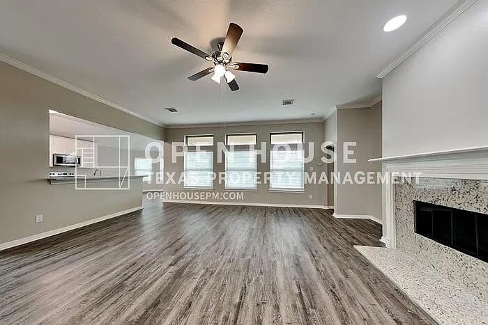 3 bed, 2.5 bath, 2494 sqft, $2,395 — Photo 4