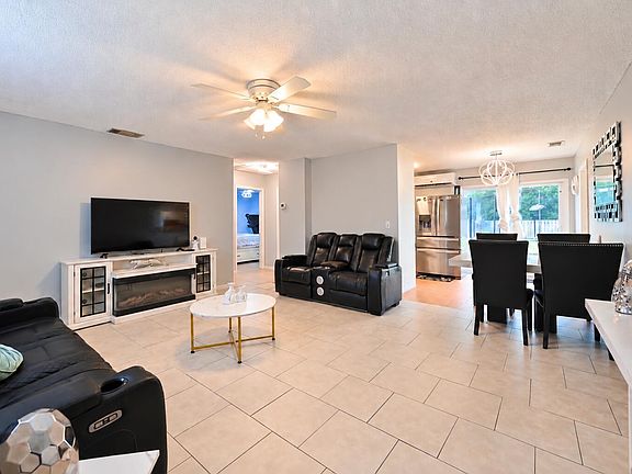 3rd image of 420 SW Parish Terrace