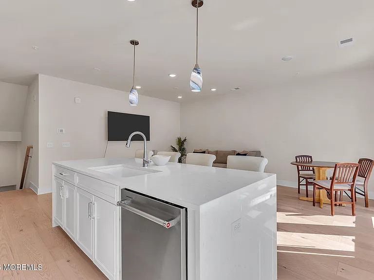 1403 N Kingsley St #210 — Photo 20