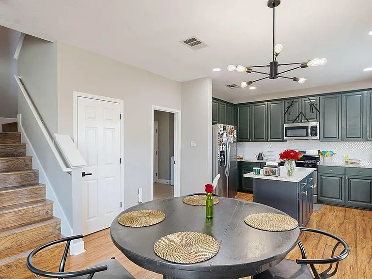 2105 Huxley Ln — Photo 3
