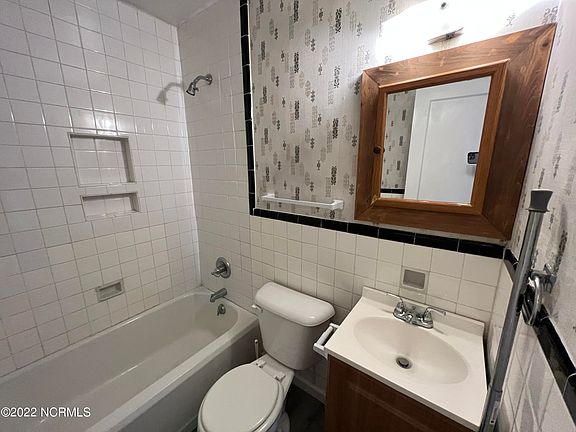 4th image of 204 Woodland Cir