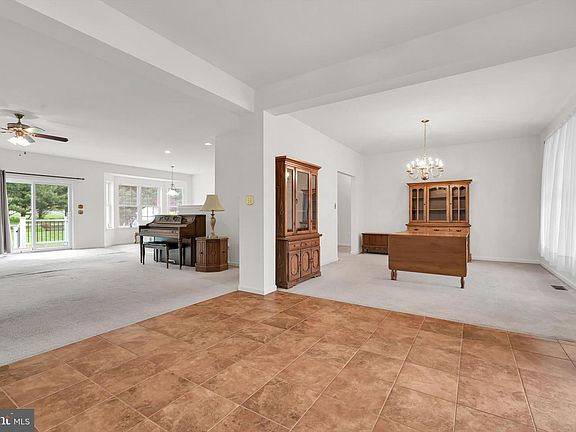 5th image of 104 Walnut Dr W