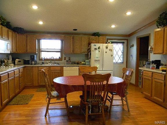 5th image of 998 Wildwood Ln