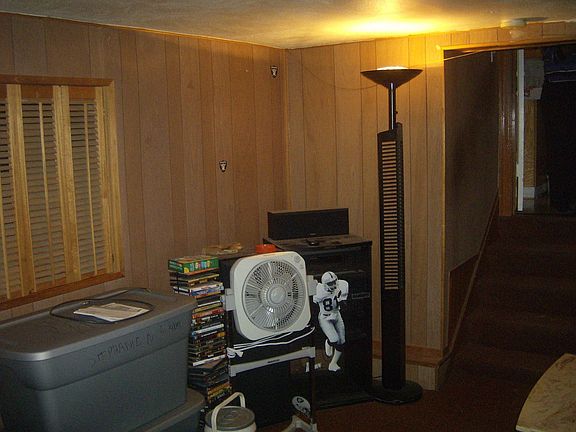 den w/seperat entrance