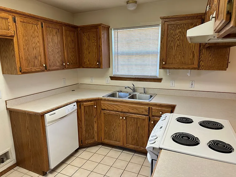 863 S Hickory Ln — Photo 7