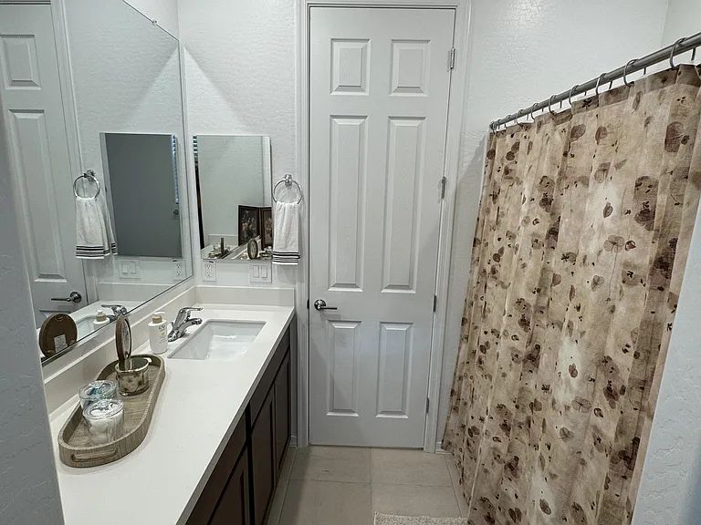 643 W Riparian Dr — Photo 8