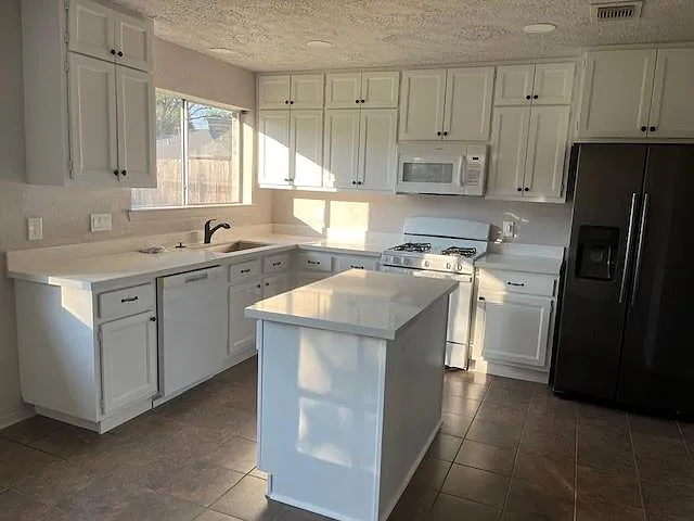 3 bed, 2.0 bath, 1700 sqft, $2,350 — Photo 4