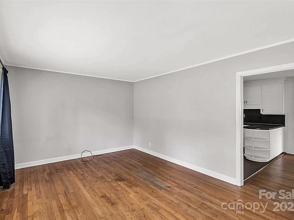 3rd image of 405 N Woodland Dr