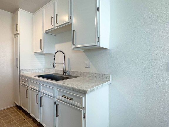 4th image of 2625-5 Highland Ave