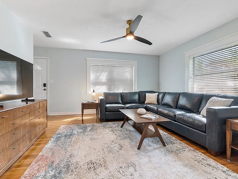 1126 N Hampton Ave — Photo 1