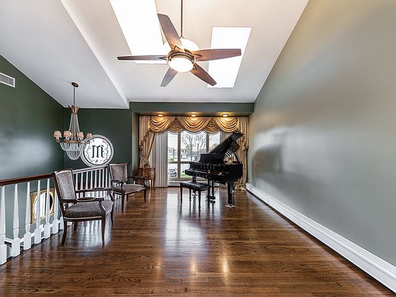 4th image of 3329 Murdock Ave