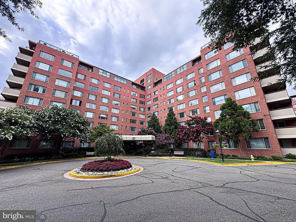 1111 Arlington Blvd #902