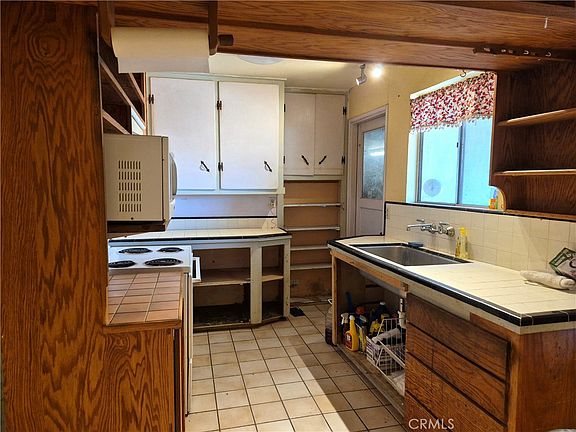 3rd image of 2085 Cabot Ave