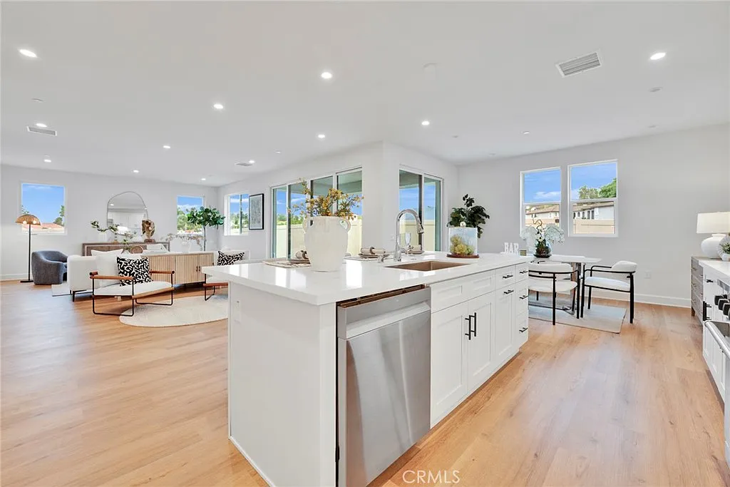 5 bed, 2989 sqft, $5,500 — Photo 4