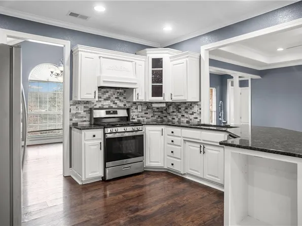 3141 N Warwick Dr, Fayetteville, AR 72703