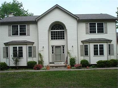 1st image of 10 Fairview Ln