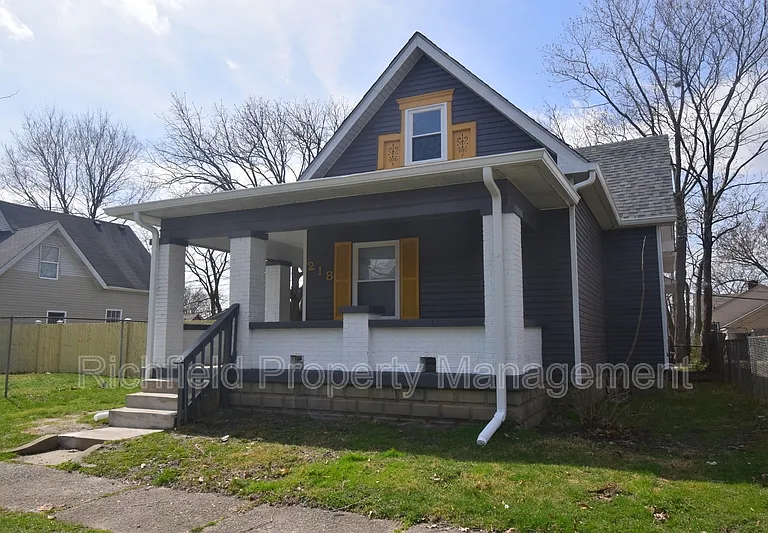 218 N Tacoma Ave — Photo 2