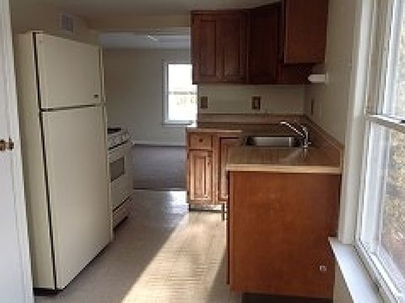 3rd image of 10 Walnut St