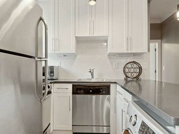 5th image of 421 Manhattan Ave APT 16