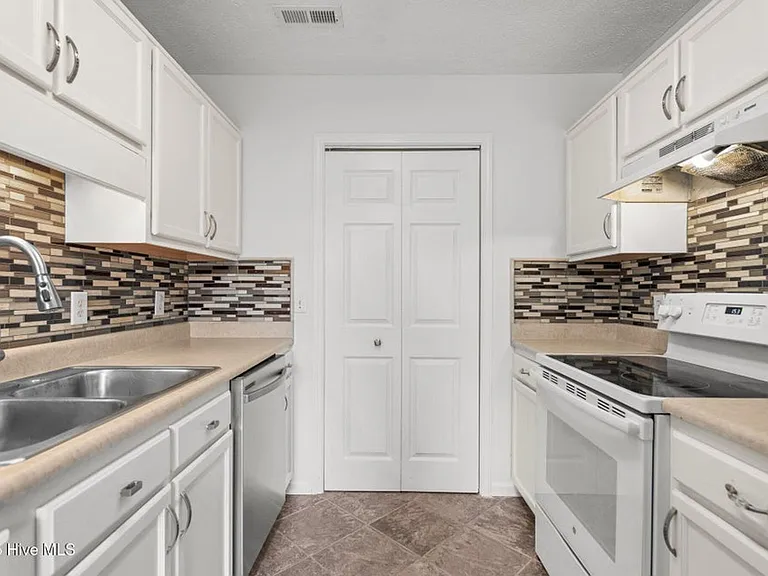 2511 Bradfield Ct — Photo 9
