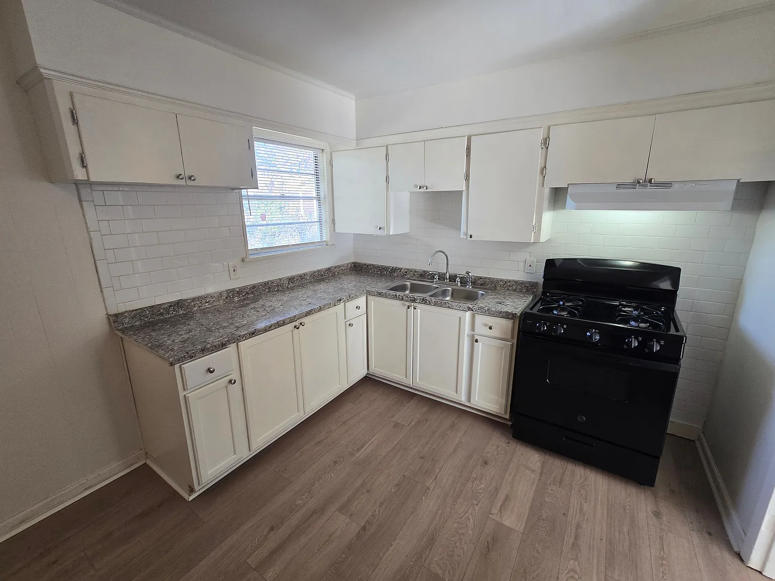Charming 3-Bed, 1-Bath Home with Garage & Bright Curb Appeal — Photo 3