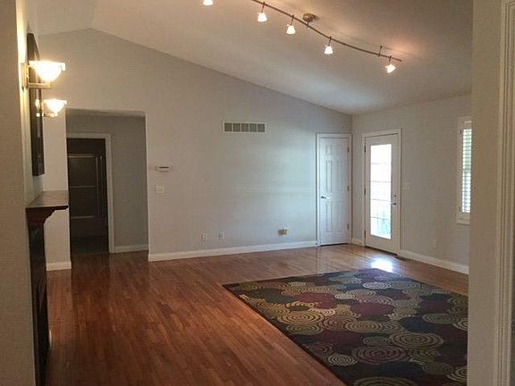 5th image of 121 Vaughn Ave