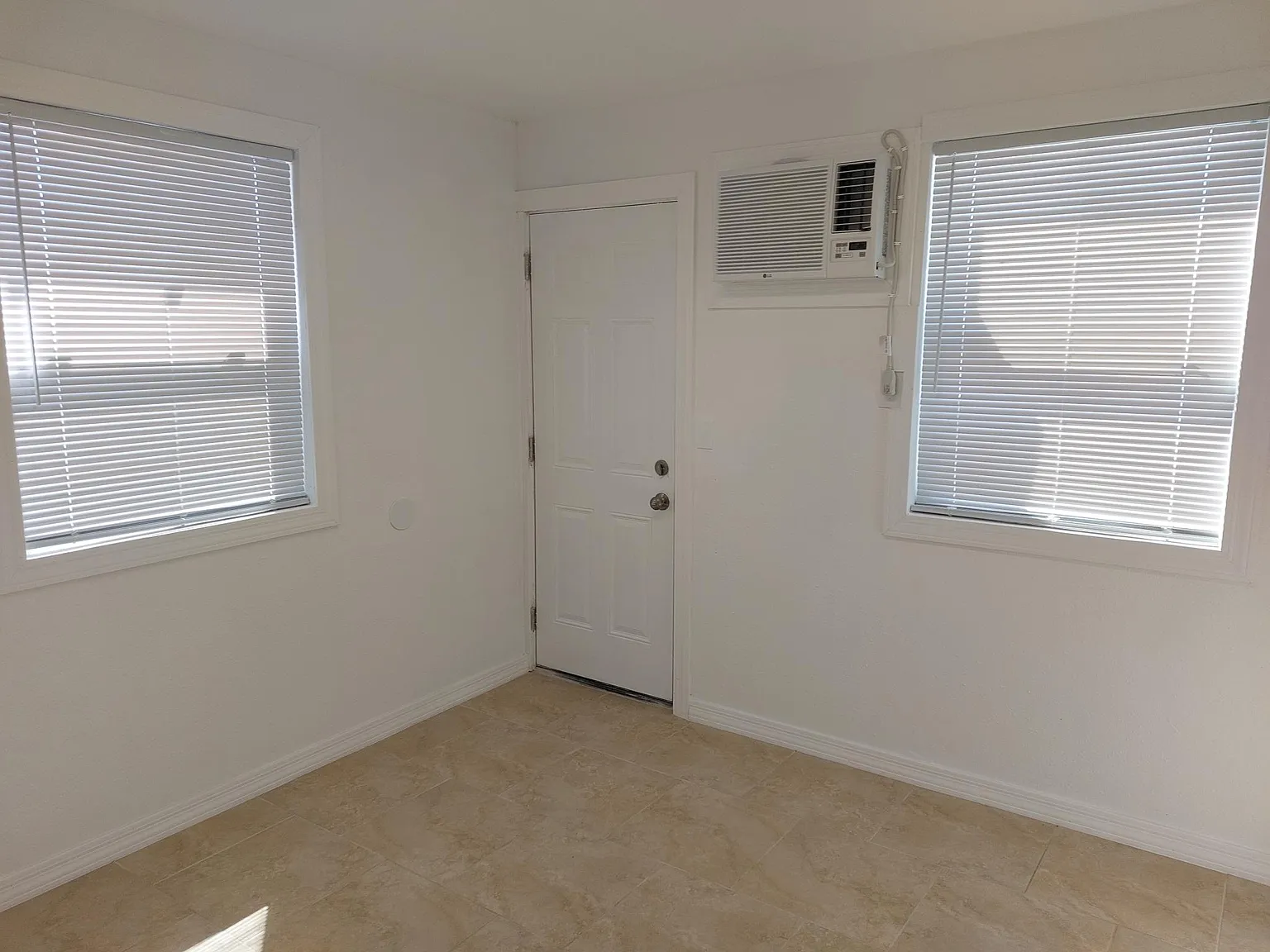 1826 Mentone Blvd — Photo 3