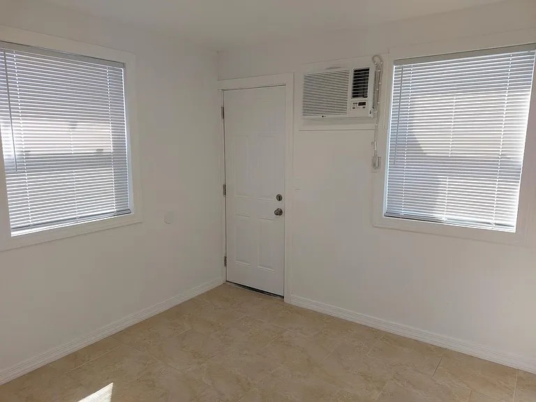 1826 Mentone Blvd #2 — Photo 3