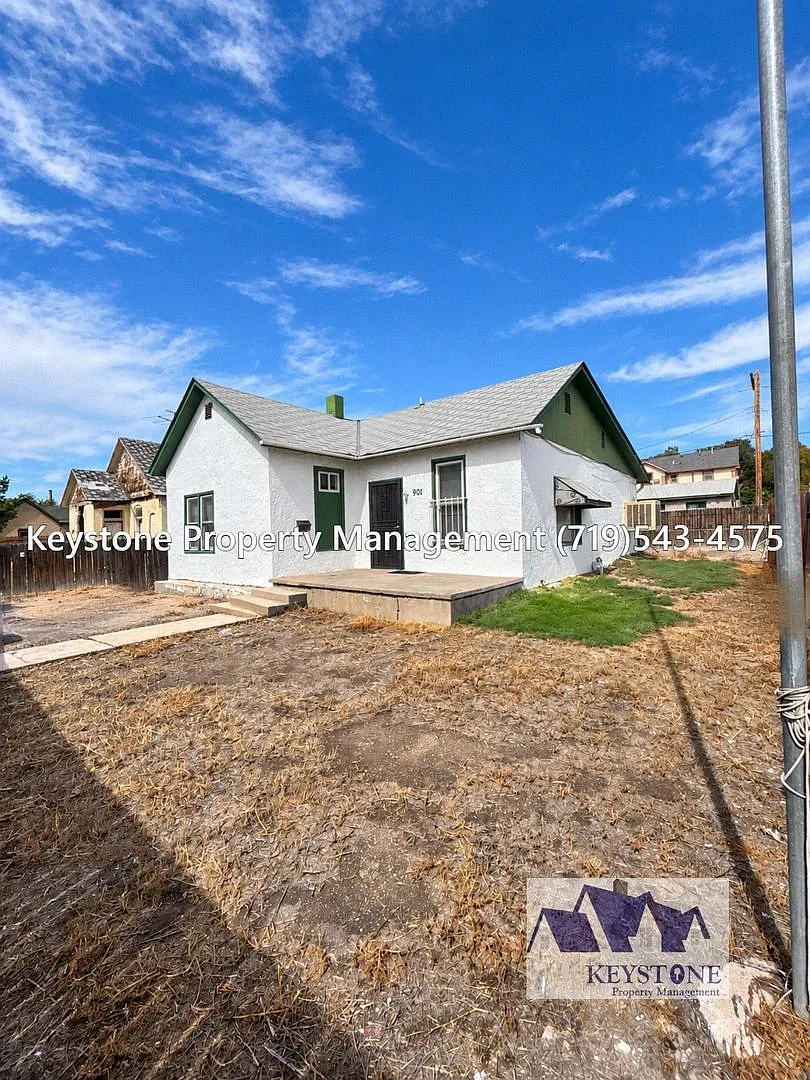 Bright & Spacious 3-Bedroom Rancher with Hardwood Floors and Fenced Yard $1050/$1050 — Photo 1
