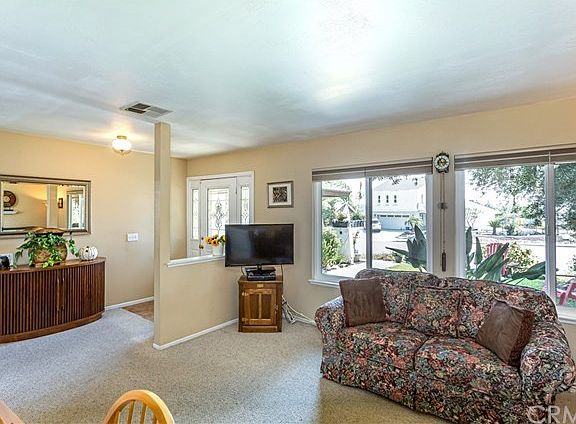 Entry/Living Room