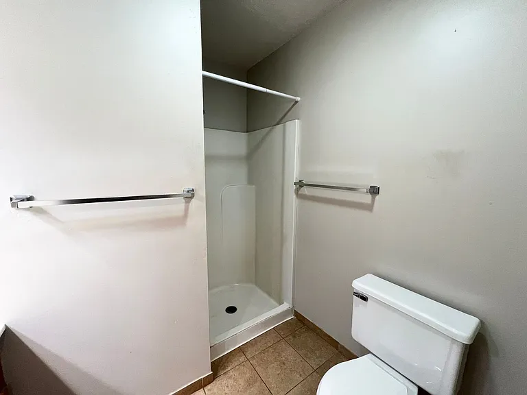 Oakridge Apartments — Photo 40