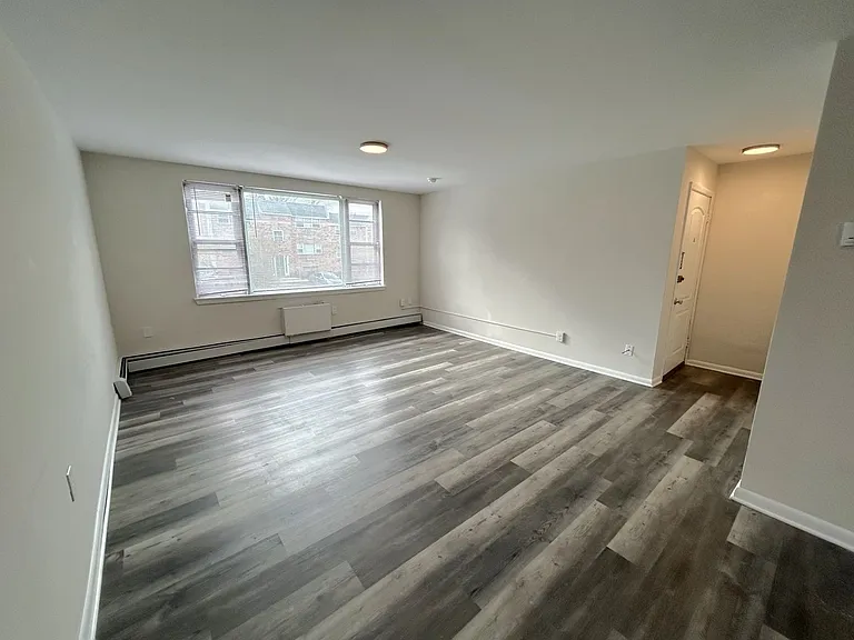 Karen Court Apartments — Photo 9