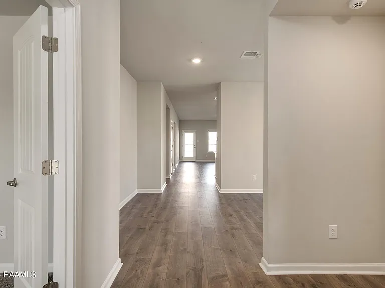 200 S Lakepointe Dr — Photo 3