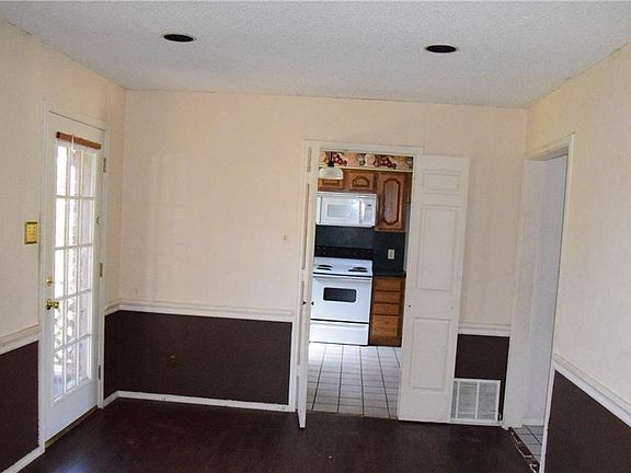 3rd image of 4904 Oak Springs Dr