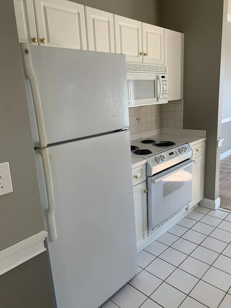 1 Bedroom Condo in Magnolia place — Photo 2