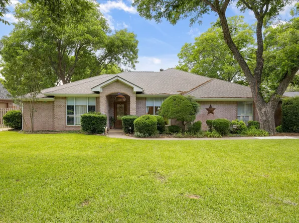 8912 Green Leaves Dr, Granbury, TX 76049