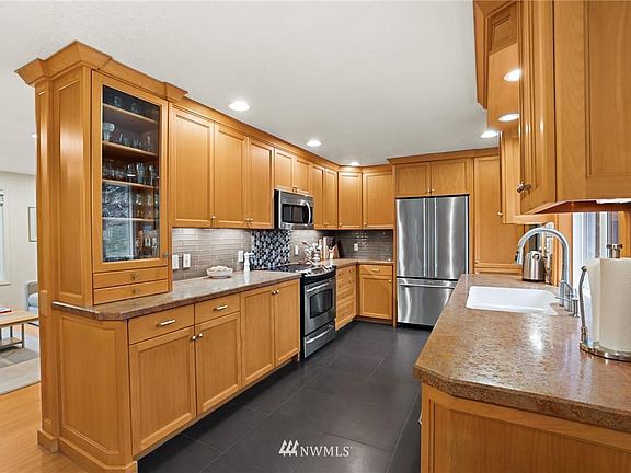 5th image of 2536 20th Ave NE