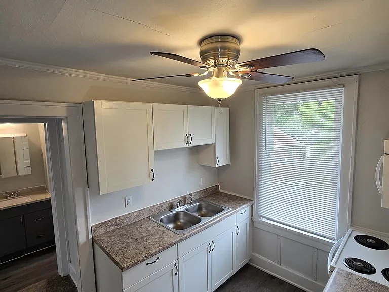 426 N Jameson Ave #1/2 — Photo 2