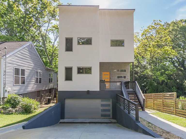 406 E Side Ave SE — Photo 2