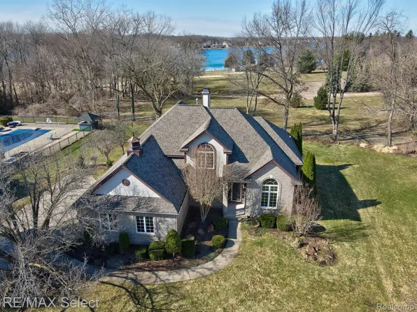 4014 Pine Ridge Ct, Fenton, MI 48430