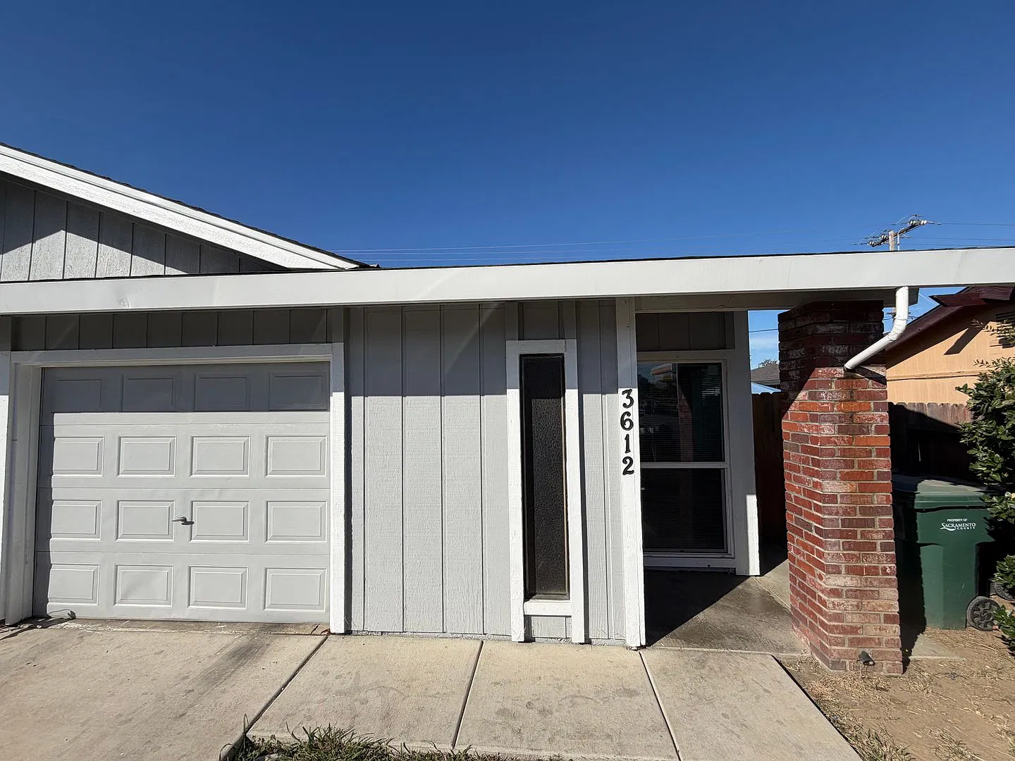 Cozy Rosemont Retreat | 2 Bedrooms, Brick Fireplace & Spacious Backyard! Available for Immediate ... — Photo 1