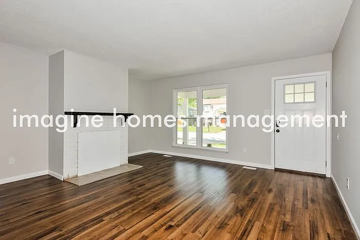 2717 Greenleaf Dr — Photo 2